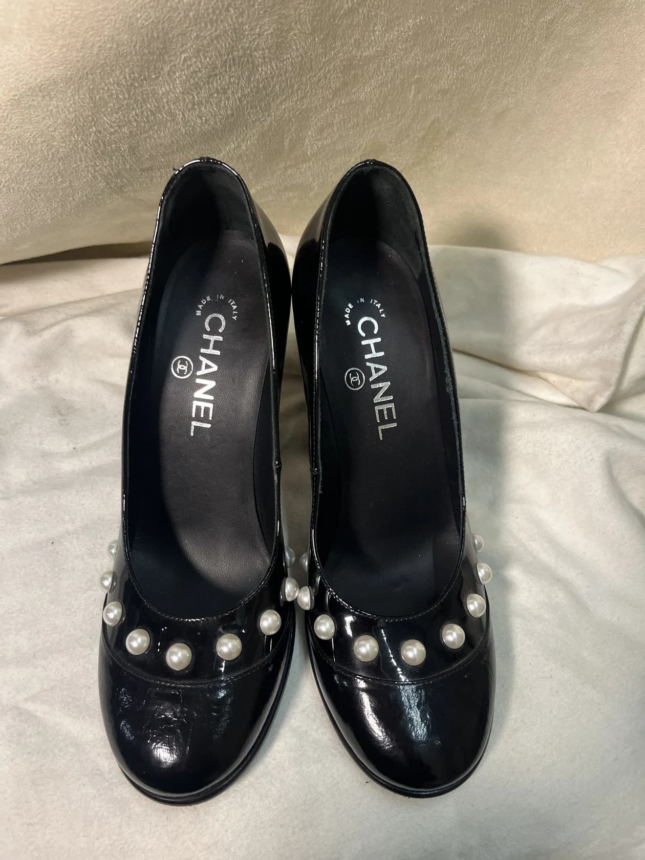 Лаковые туфли Chanel с жемчугом, 38,5 размер
