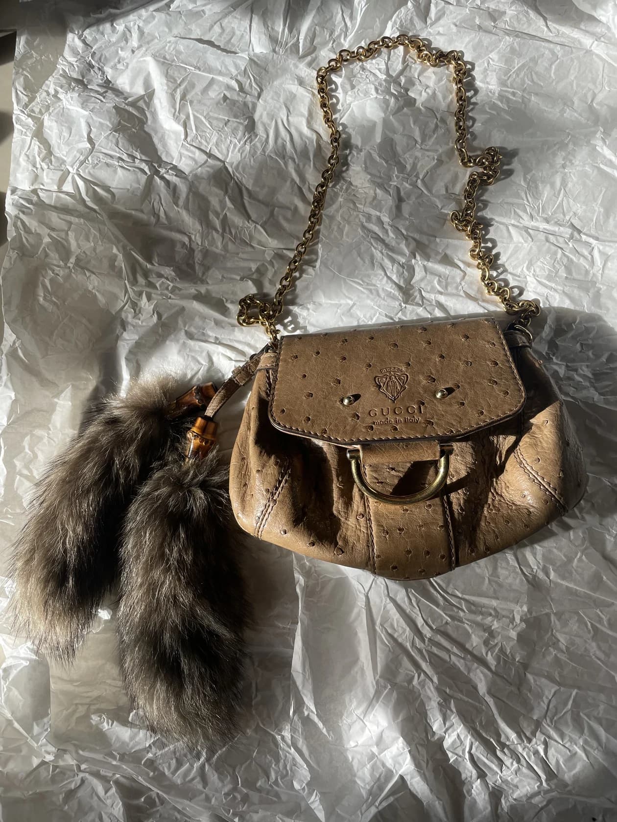 Сумка Gucci Smilla, страусиная кожа, хвостики енота